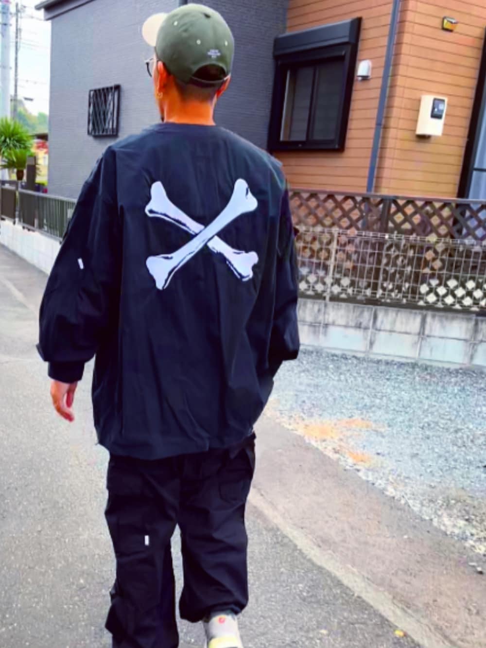 「シンプルコーデ、ブラックコーデ、オーバーサイズ、wtaps、ミリタリー、ワイドパンツ、カーゴパンツ、パパコーデ、メンズコーデ、キャップ、めがね、New Balance、おしゃれさんと繋がりたい、スニーカー、ストリート」｜「WTAPSのアイテム（キャップ、グリーン系）」を使った、SUNさん（メンズ・175cm）の秋コーディネートの5枚目の写真