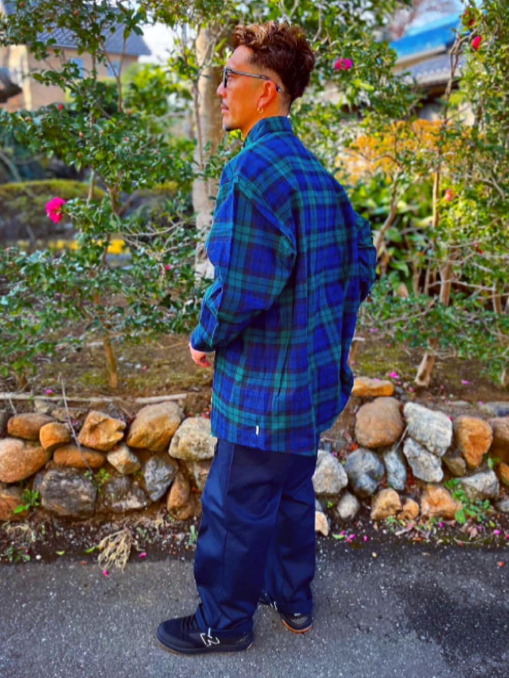 グリーン系のシャツ/ブラウス、ブラック系のチノパンツ、ブラック系のスニーカーを着用したメンズの冬コーディネートの4枚目の写真