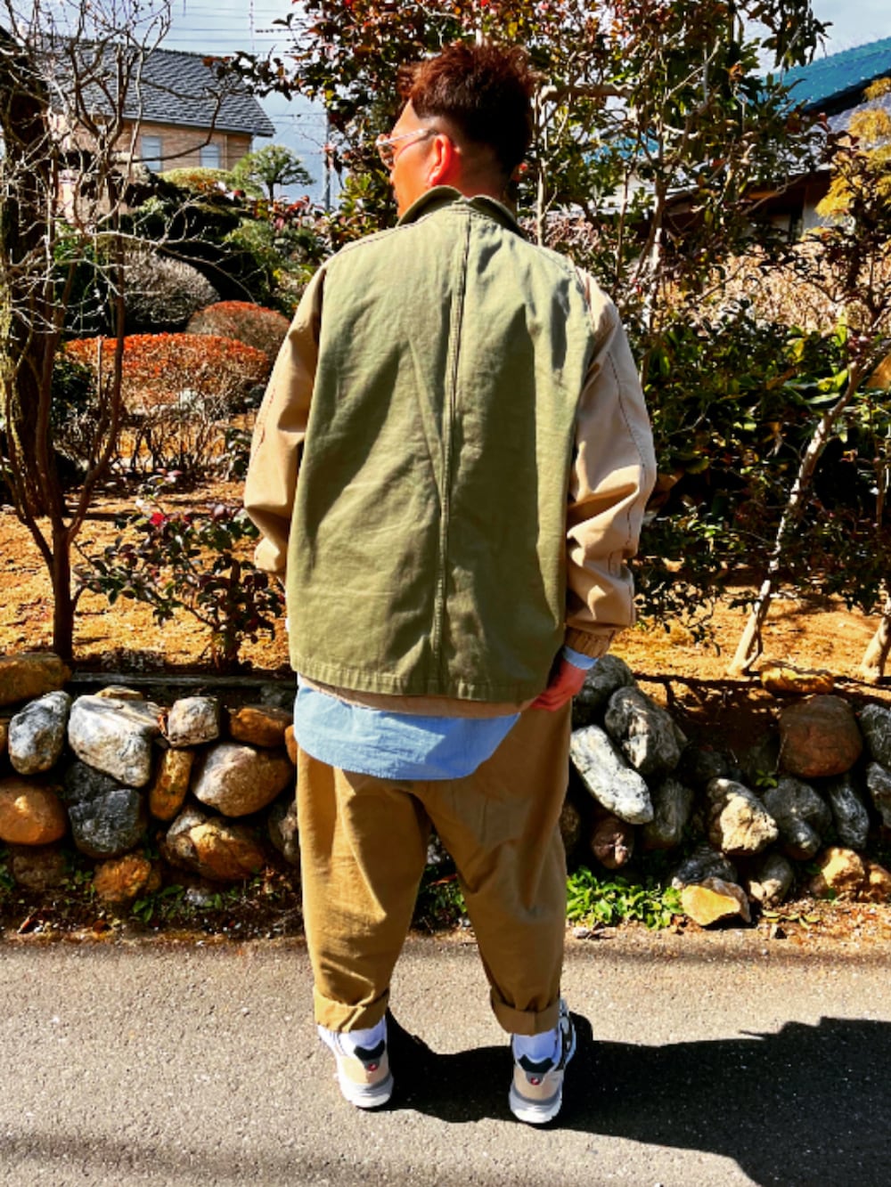 グリーン系のベスト、ベージュ系のトップス、ブルー系のシャツ/ブラウスを着用したメンズの春コーディネートの3枚目の写真