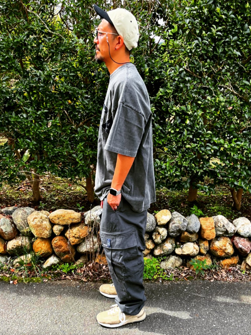 グレー系のTシャツ/カットソー、グレー系のその他パンツ、ベージュ系のスニーカーを着用したメンズの秋コーディネートの2枚目の写真