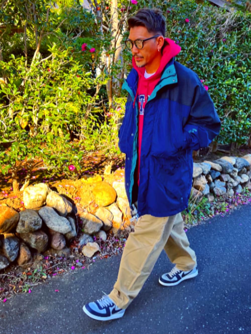 「秋冬コーデ、おしゃれさんと繋がりたい、ストリート、スニーカー、コロンビア、古着、ナイロンジャケット、wtaps、パーカー、ワイドパンツ、めがね、NIKE、40代ファッション、パパコーデ、アウター」｜「UNIQLOのアイテム（メガネ、ブラック系）」を使った、SUNさん（メンズ・175cm）の冬コーディネートの3枚目の写真