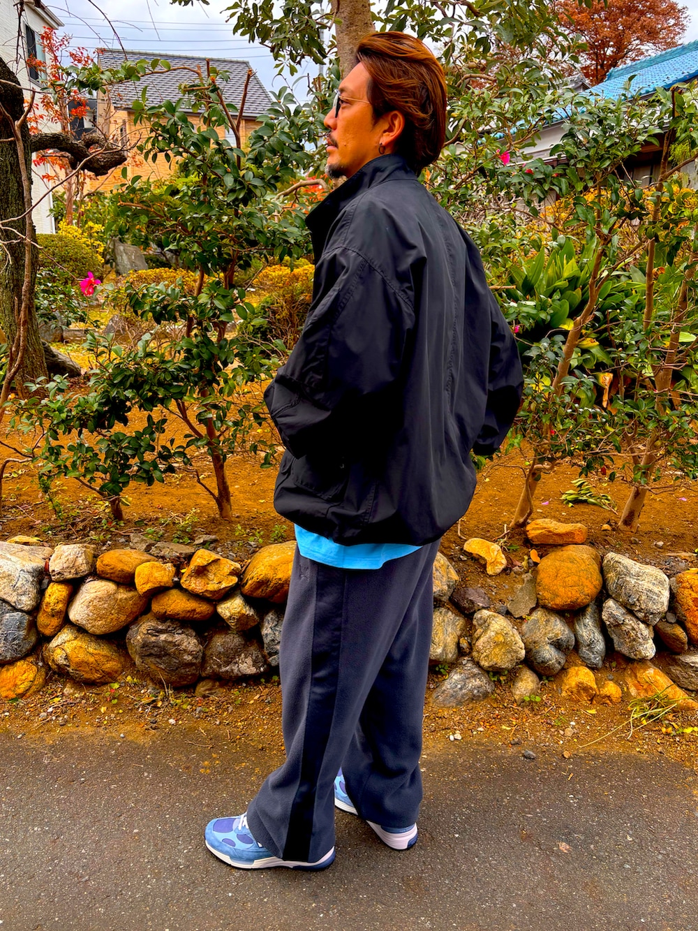 ブラック系のミリタリージャケット、ブラック系のTシャツ/カットソー、グレー系のその他パンツを着用したメンズの秋コーディネートの3枚目の写真