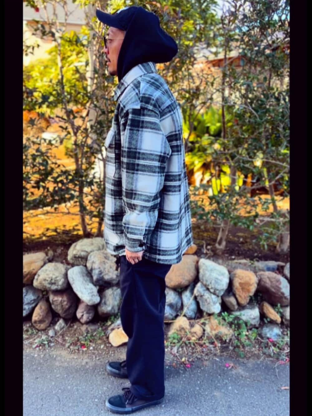 ブラック系のパーカー、その他のジャケット/アウター、ブラウン系のベストを着用したメンズの春コーディネートの3枚目の写真