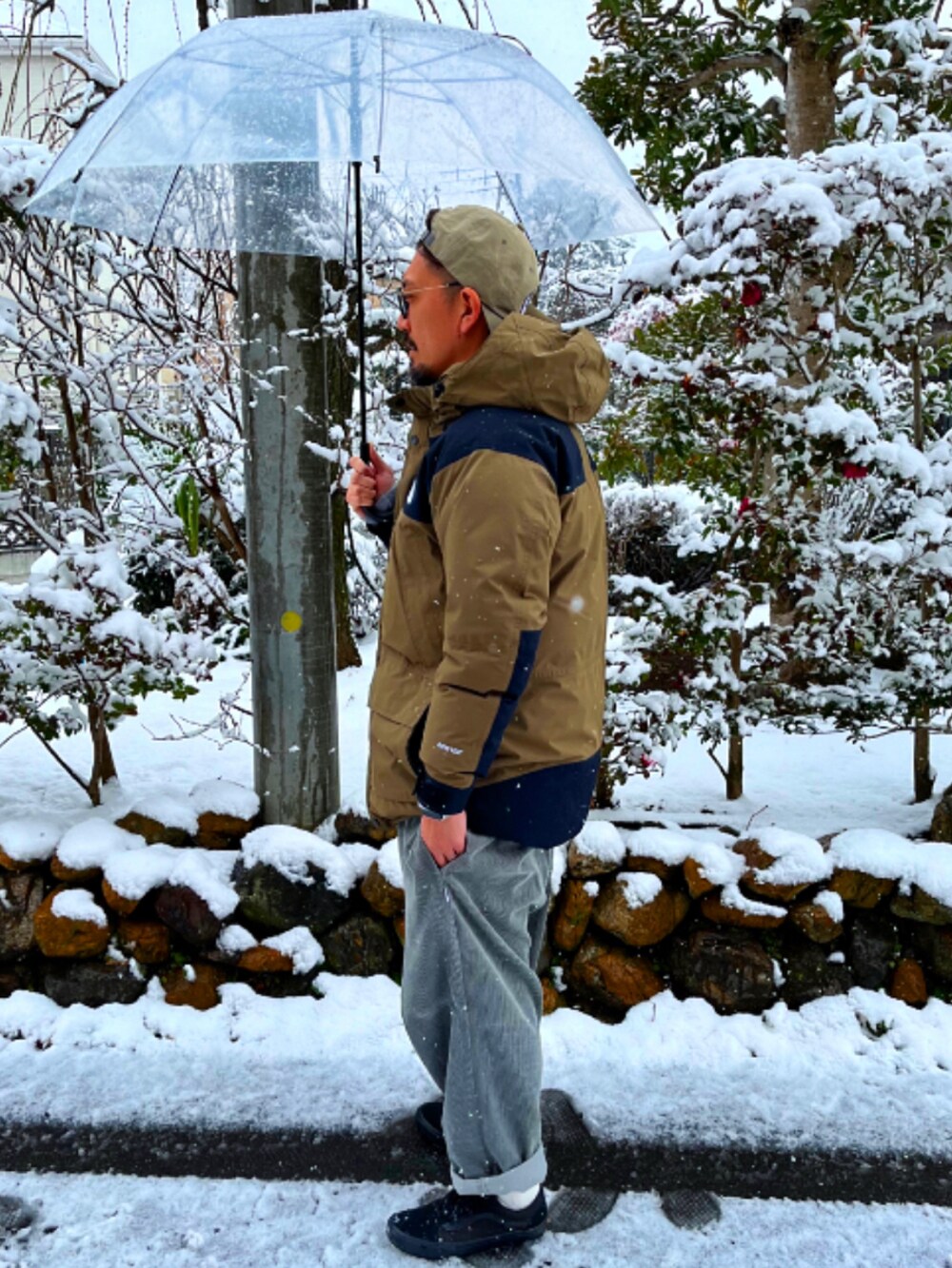 ベージュ系のダウンジャケット/コート、グレー系のスウェット、グリーン系のその他パンツを着用したメンズの冬コーディネートの4枚目の写真