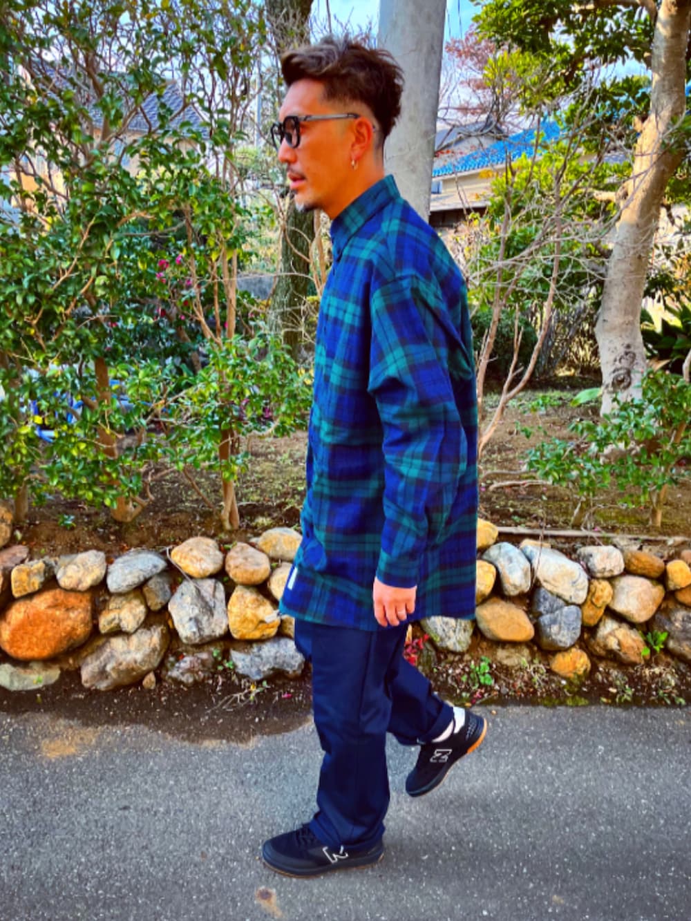 グリーン系のシャツ/ブラウス、ブラック系のチノパンツ、ブラック系のスニーカーを着用したメンズの冬コーディネートの3枚目の写真