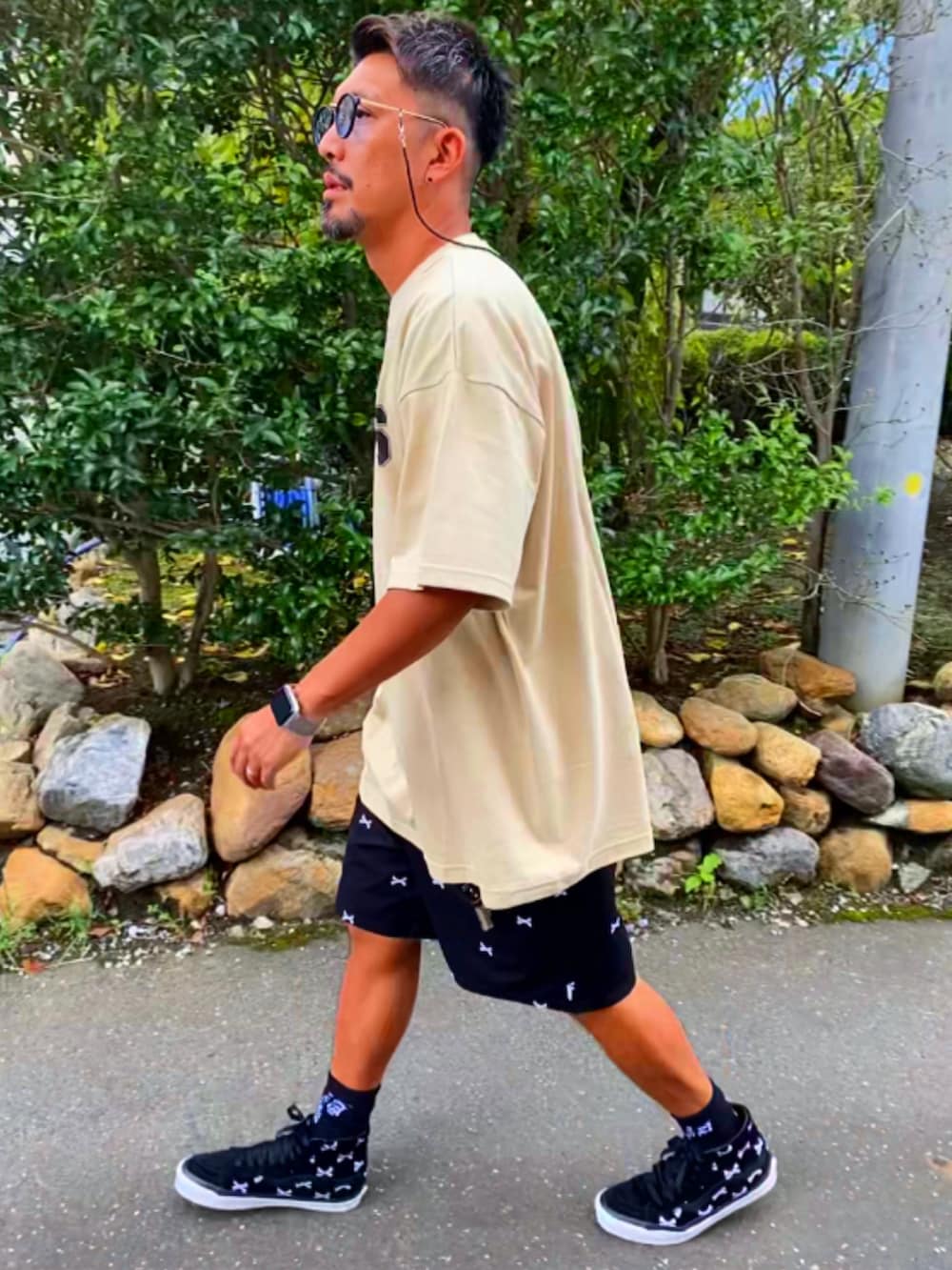 「カジュアル、お洒落さんとつながりたい、スニーカー、ストリート、ダブルタップス、VANS、Tシャツ、ハーフパンツ、ショートパンツ、ベージュ、ブラック、アラフォー、パパコーデ、40代ファッション、秋」｜「CAMBIOのmko10270-Boston Combination Sunglasses サングラス（サングラス、ブルー系）」を使った、SUNさん（メンズ・175cm）の秋コーディネートの5枚目の写真