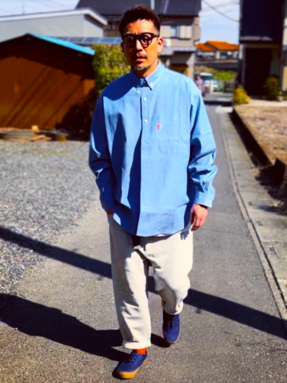 ブルー系のシャツ/ブラウス、グレー系のスウェットパンツ、ブルー系のスニーカーを着用したメンズの春コーディネートの2枚目の写真