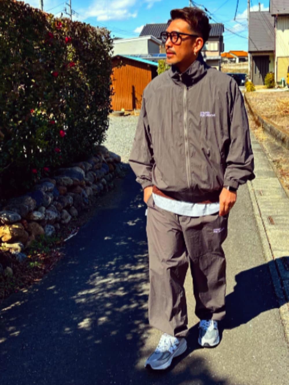 「カジュアルコーデ、春、ナイロンジャケット、セットアップ、SFC、めがね、UNIQLO、GU、ベスト、New Balance、ブラウン、ストリート、スニーカー、パパコーデ、40代ファッション」｜「UNIQLOのアイテム（メガネ、ブラック系）」を使った、SUNさん（メンズ・175cm）の春コーディネートの3枚目の写真