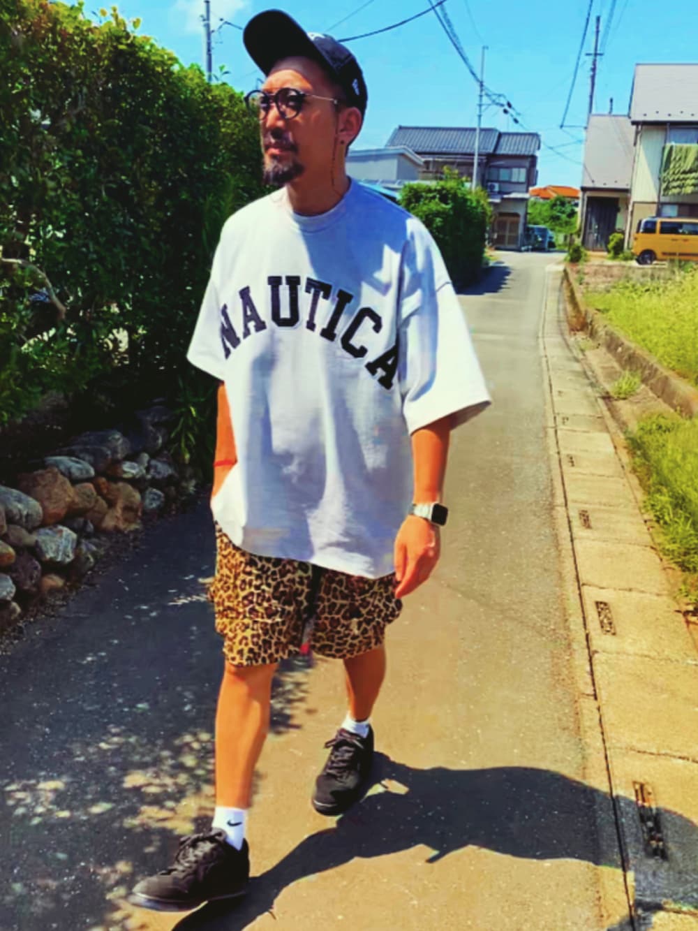 グレー系のTシャツ/カットソー、その他のその他パンツ、ブラック系のスニーカーを着用したメンズの夏コーディネートの3枚目の写真