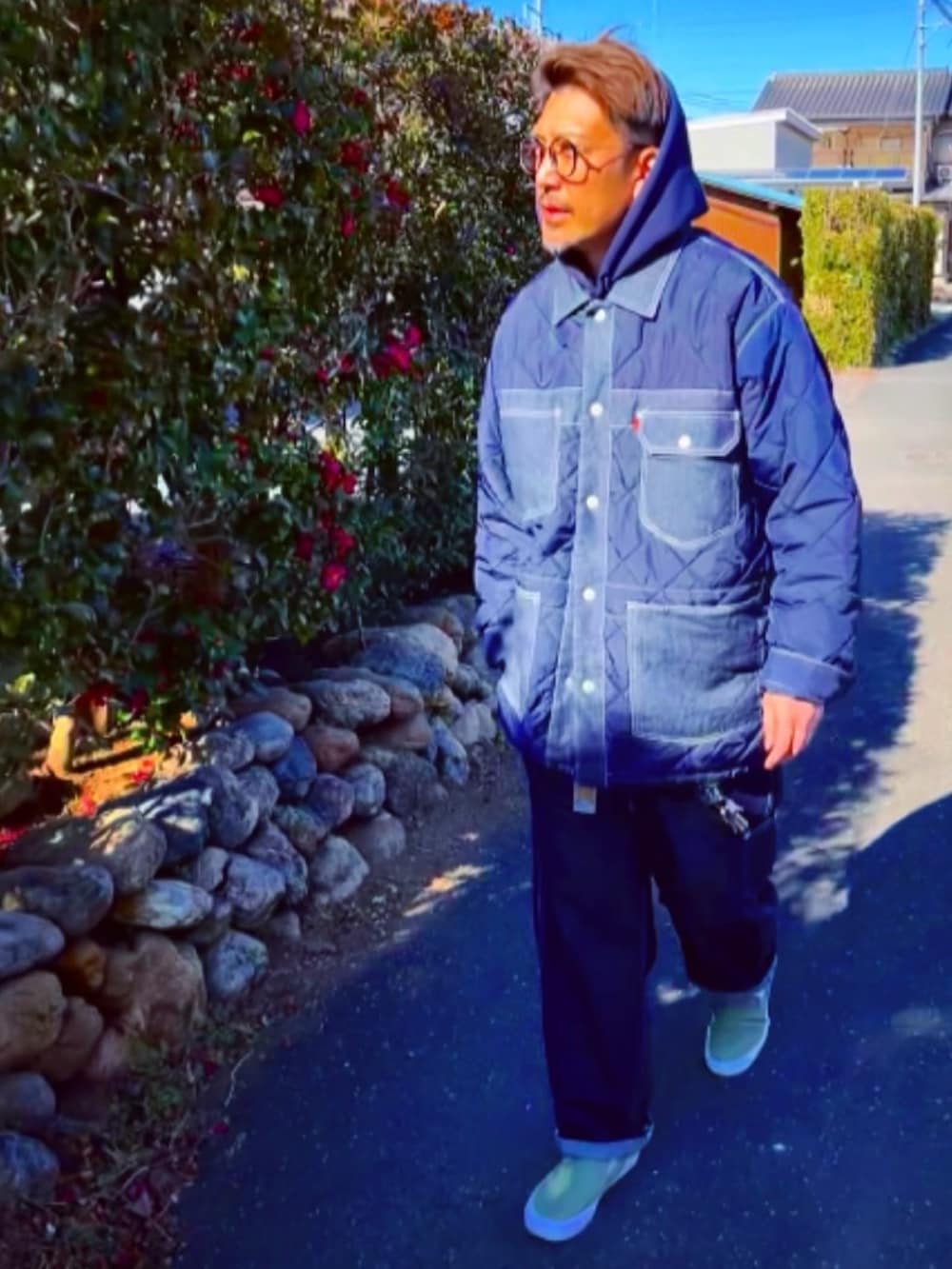 ブルー系のデニムジャケット、ブルー系のパーカー、ブルー系のデニムパンツを着用したメンズの冬コーディネートの3枚目の写真