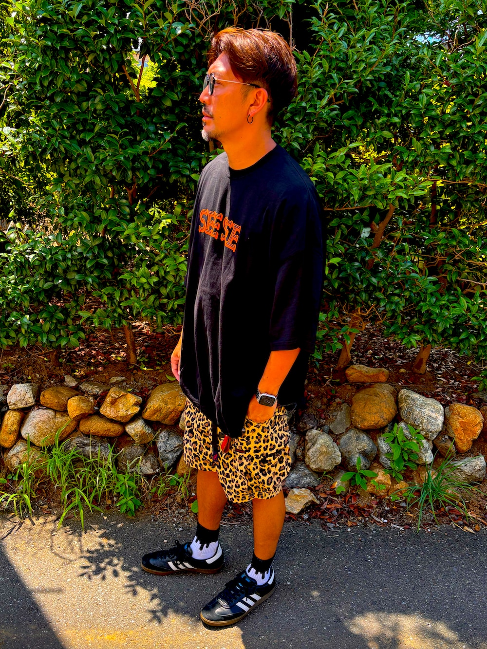 ブラック系のTシャツ/カットソー、その他のその他パンツ、ホワイト系のスニーカーを着用したメンズの夏コーディネートの4枚目の写真