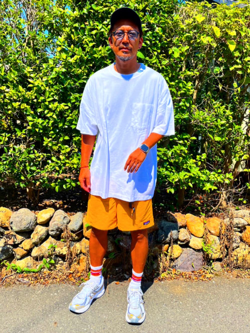 ホワイト系のTシャツ/カットソー、イエロー系のその他パンツ、シルバー系のスニーカーを着用したメンズの夏コーディネートの2枚目の写真