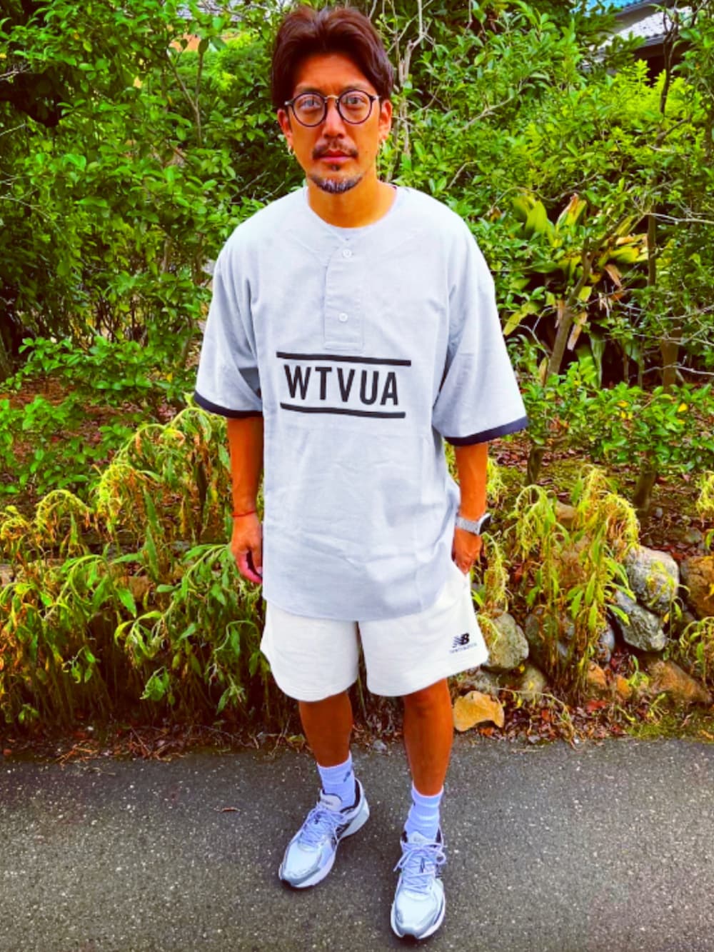 グレー系のTシャツ/カットソー、ホワイト系のその他パンツ、ホワイト系のスニーカーを着用したメンズの夏コーディネートの2枚目の写真