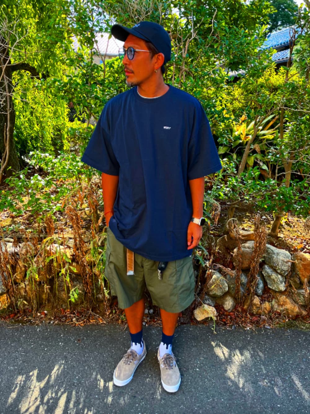 「夏コーデ、Ｔシャツ、ミリタリー、ハーフパンツ、カーゴパンツ、wtaps、お洒落さんとつながりたい、スニーカー、ストリート、supreme、VANS、キャップ、ネイビー、アラフォー、40代ファッション」｜「WTAPSのアイテム（キャップ、ブラック系）」を使った、SUNさん（メンズ・175cm）の夏コーディネートの2枚目の写真