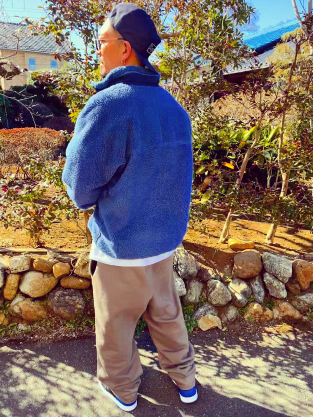 ブルー系のその他アウター、グレー系のTシャツ/カットソー、ベージュ系のスウェットパンツを着用したメンズの春コーディネートの5枚目の写真