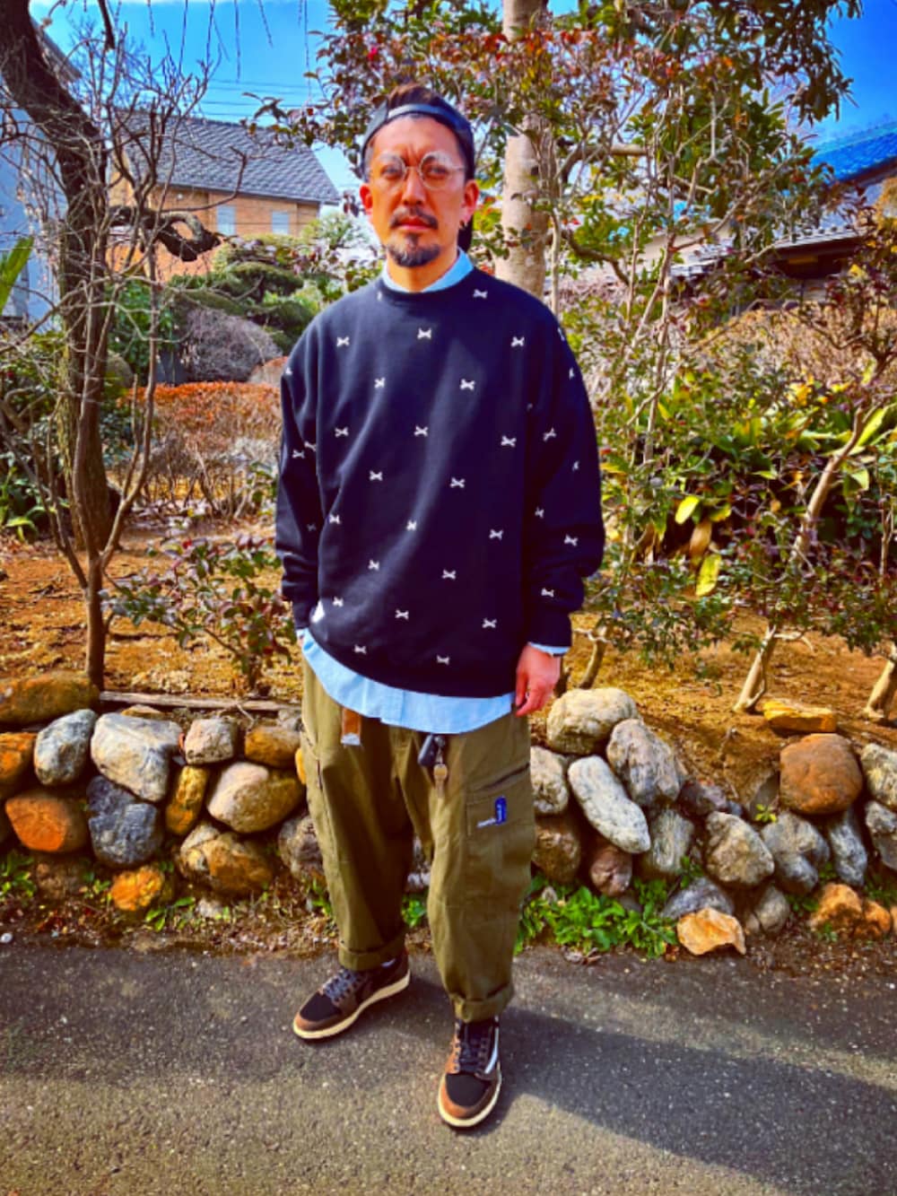 「はるコーデ、wtaps、スウェット、総柄、ブラック、キャップ、カーゴパンツ、ワイドパンツ、ミリタリー、スニーカー、ストリート、スニーカーコーデ、パパコーデ、40代ファッション、お洒落さんとつながりたい」｜「WTAPSのアイテム（キャップ、ブラック系）」を使った、SUNさん（メンズ・175cm）の春コーディネートの2枚目の写真