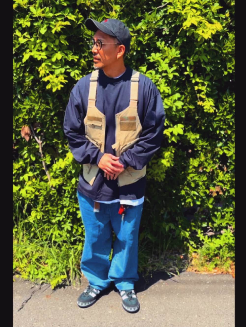 「メンズファッション、ストリートMIX、スニーカー、キャップ、めがね、wtaps、ennoy、ロンT、ネイビー、ワイドデニム、ベスト、adidas、NEIGHBORHOOD、supreme、40代ファッション」|「POLO RALPH LAURENのポロ ラルフローレン キャップ ストラップバック POLO Ralph Lauren(キャップ、ブラック系)」を使った、SUNさん(メンズ・175cm)の春コーディネートの2枚目の写真
