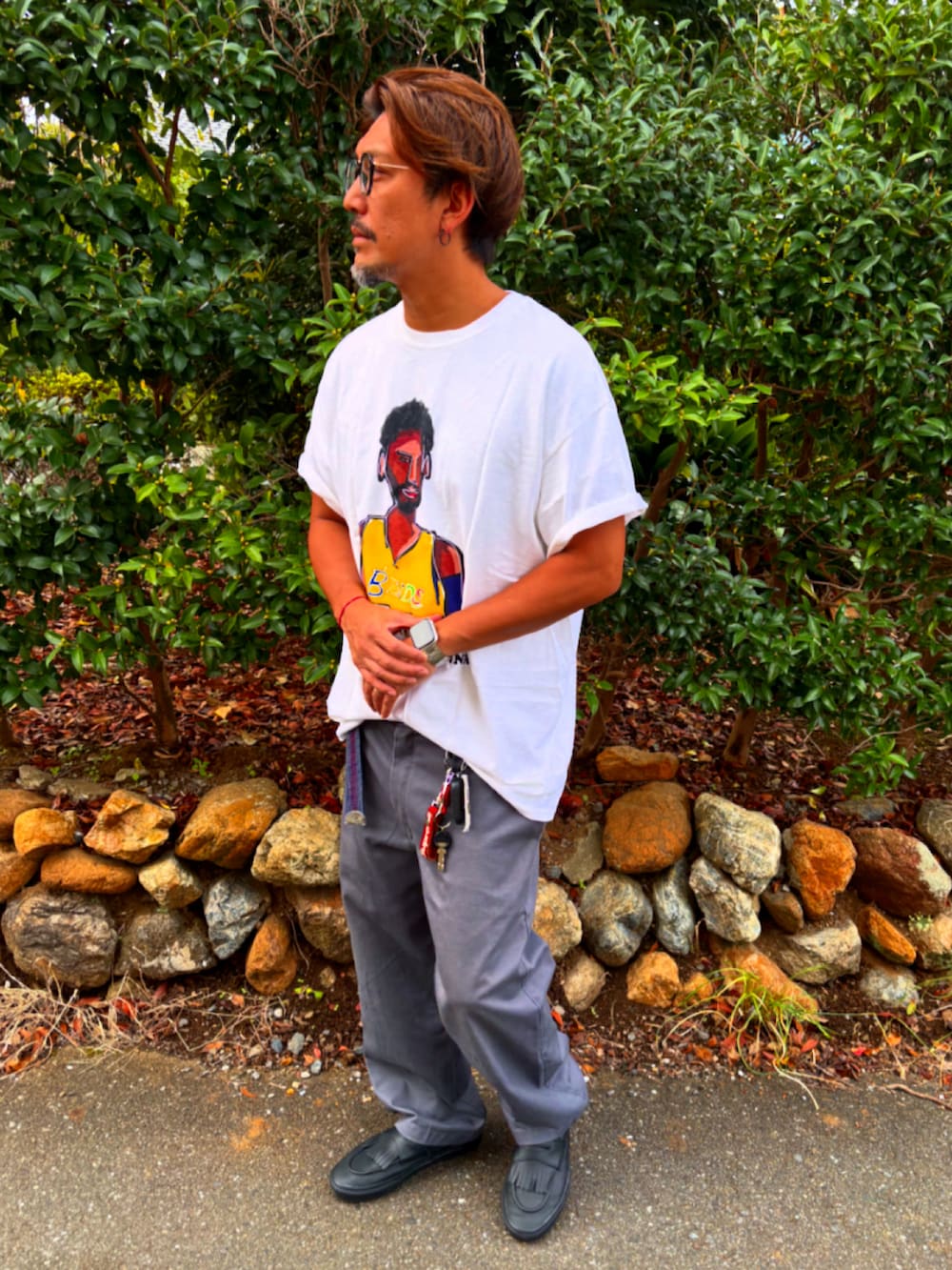 グレー系のチノパンツ、ブラック系のスニーカー、ホワイト系のTシャツ/カットソーを着用したメンズの秋コーディネートの5枚目の写真