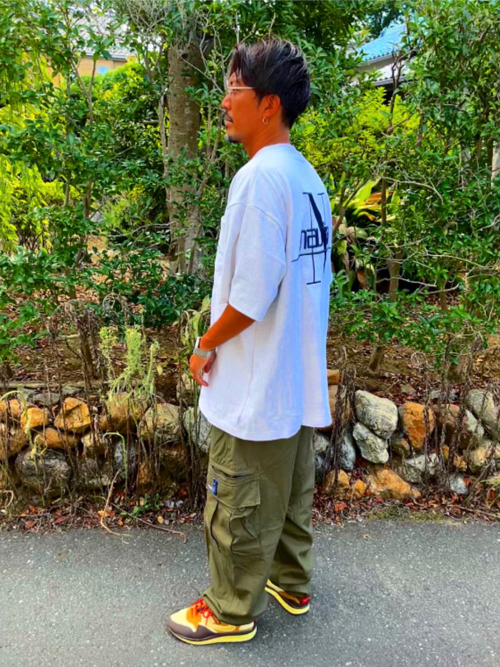 グレー系のTシャツ/カットソー、グリーン系のその他パンツ、ブラウン系のスニーカーを着用したメンズの秋コーディネートの4枚目の写真