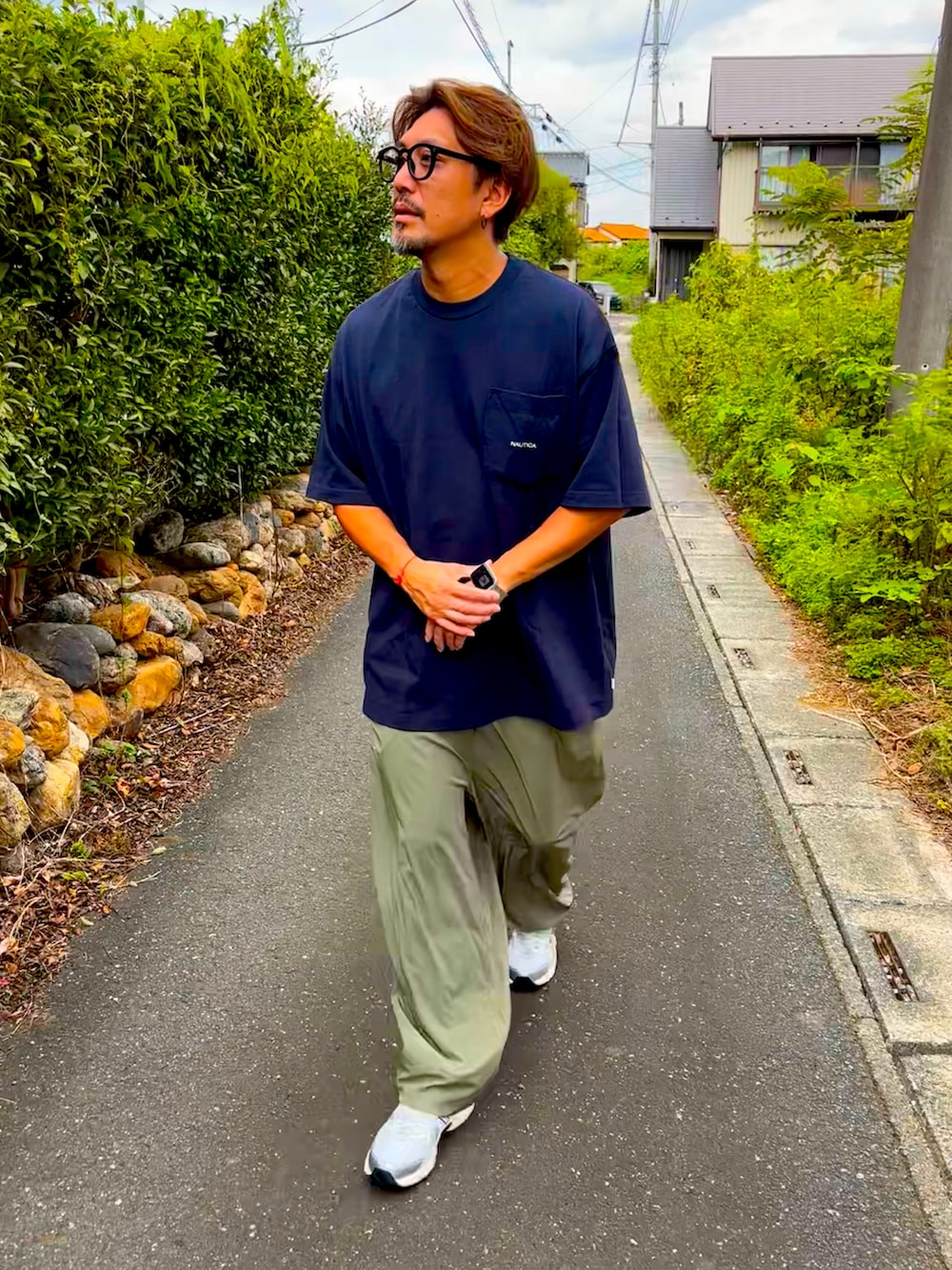 ブルー系のTシャツ/カットソー、グリーン系のその他パンツ、ブラック系のスニーカーを着用したメンズの秋コーディネートの5枚目の写真