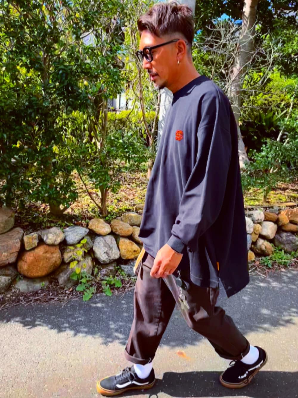 「休日コーデ、秋のコーデ、カジュアルコーデ、おしゃれさんと繋がりたい、ロンT、UNIQLO、めがね、ストリート、スニーカー、40代ファッション、パパコーデ、SEESEE、ディッキーズ(Dickies)、ブラウン、ワイドパンツ」｜「UNIQLOのアイテム（メガネ、ブラック系）」を使った、SUNさん（メンズ・175cm）の秋コーディネートの4枚目の写真