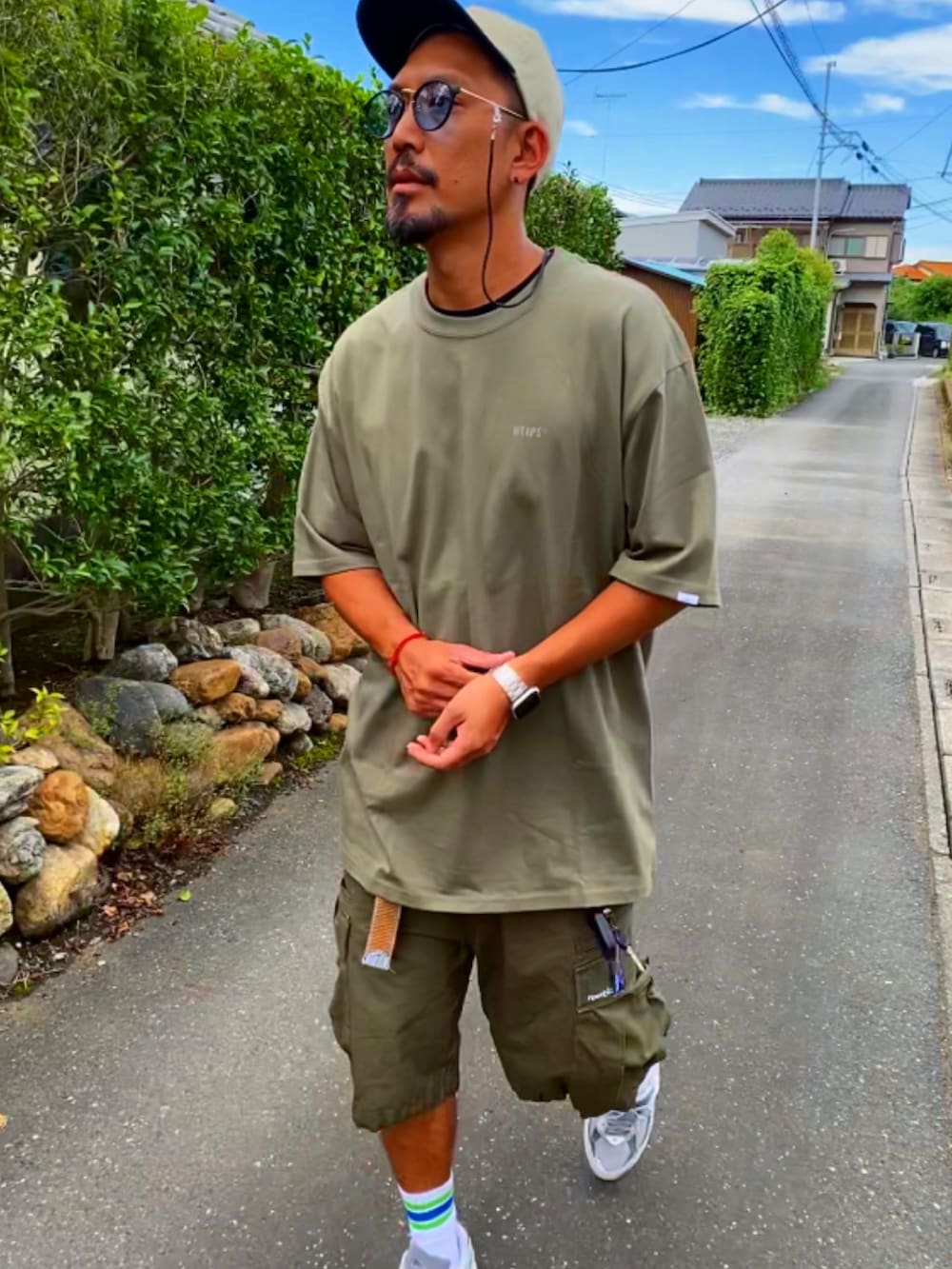 「夏コーデ、休日コーデ、お洒落さんとつながりたい、Ｔシャツ、スニーカー、オーバーサイズ、ストリート、アースカラー、キャップ、ダブルタップス、ノーティカ、ニューバランス、シュプリーム、アラフォー、カーゴパンツ」｜「WTAPSのアイテム（キャップ、ベージュ系）」を使った、SUNさん（メンズ・175cm）の夏コーディネートの5枚目の写真