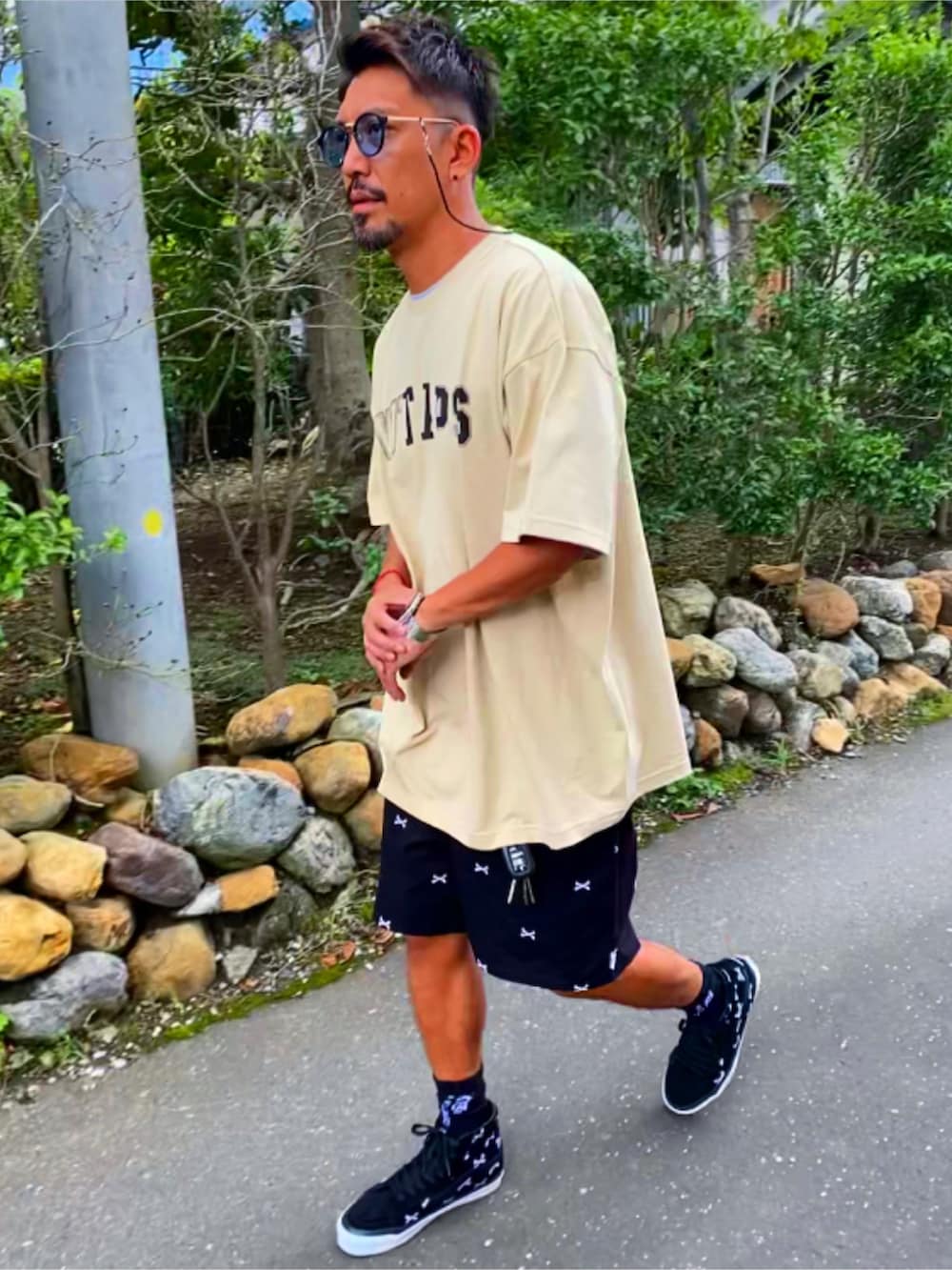 「カジュアル、お洒落さんとつながりたい、スニーカー、ストリート、ダブルタップス、VANS、Tシャツ、ハーフパンツ、ショートパンツ、ベージュ、ブラック、アラフォー、パパコーデ、40代ファッション、秋」｜「CAMBIOのmko10270-Boston Combination Sunglasses サングラス（サングラス、ブルー系）」を使った、SUNさん（メンズ・175cm）の秋コーディネートの4枚目の写真