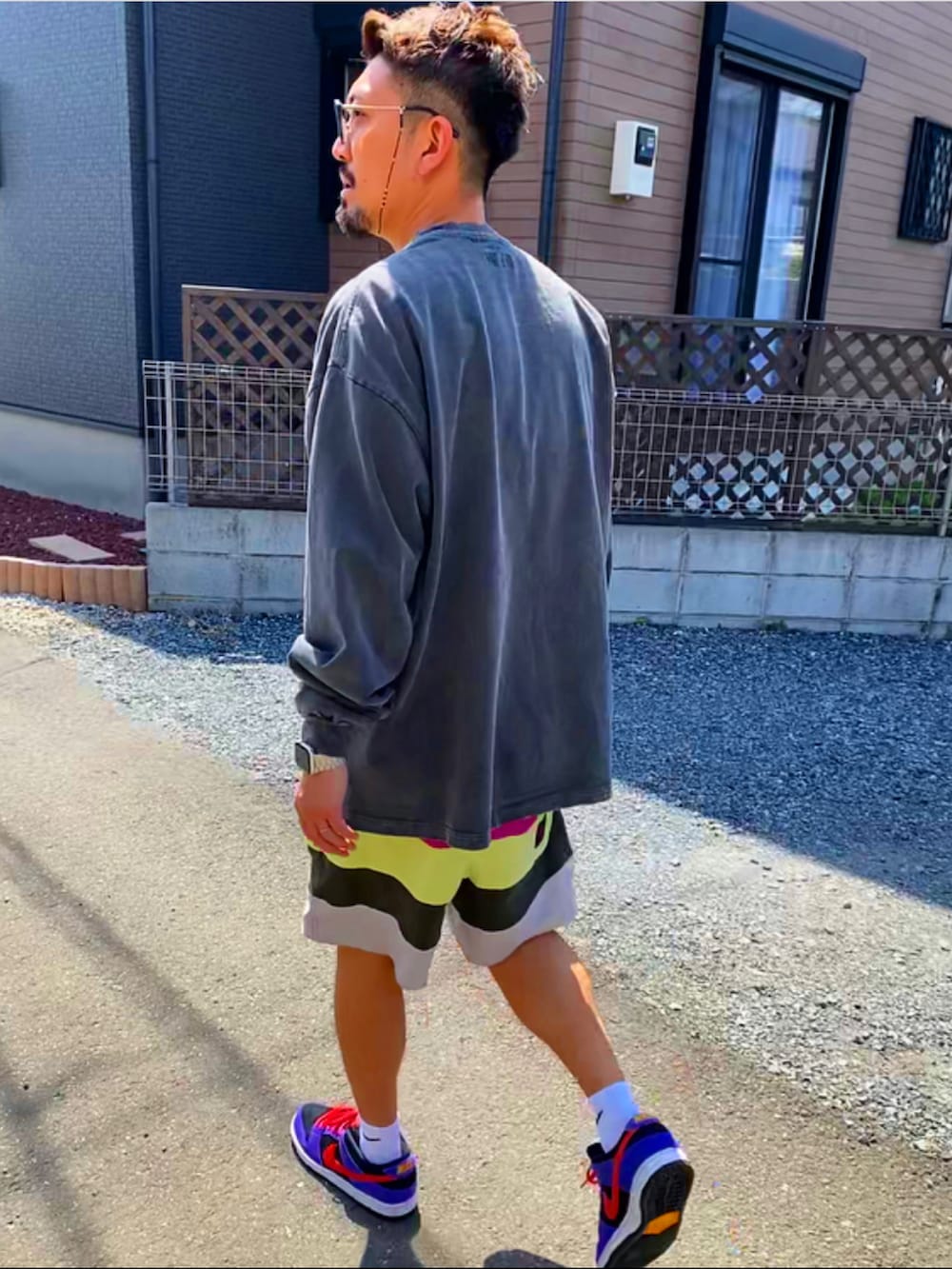 「シンプル、休日コーデ、ストリート、ショートパンツ、NIKE、ロンT、春コーデ、パパコーデ、アラフォー、40代ファッション、おしゃれさんと繋がりたい、オーバーサイズ、スニーカー、ダンク、ACG」｜「JINSのJINS Switch Combi (3in1)（メガネ、ブラック系）」を使った、SUNさん（メンズ・175cm）の春コーディネートの5枚目の写真