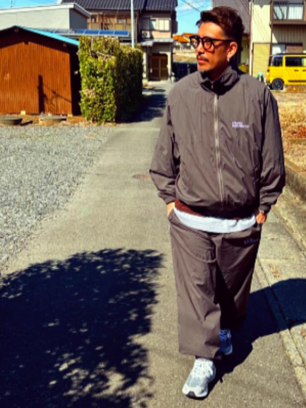 「カジュアルコーデ、春、ナイロンジャケット、セットアップ、SFC、めがね、UNIQLO、GU、ベスト、New Balance、ブラウン、ストリート、スニーカー、パパコーデ、40代ファッション」｜「UNIQLOのアイテム（メガネ、ブラック系）」を使った、SUNさん（メンズ・175cm）の春コーディネートの2枚目の写真