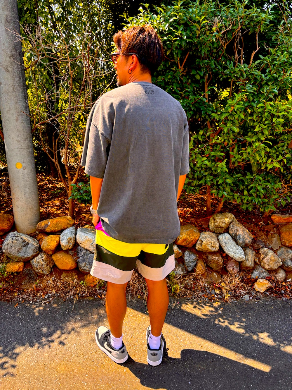 グレー系のTシャツ/カットソー、パープル系のその他パンツ、グレー系のスニーカーを着用したメンズの夏コーディネートの5枚目の写真