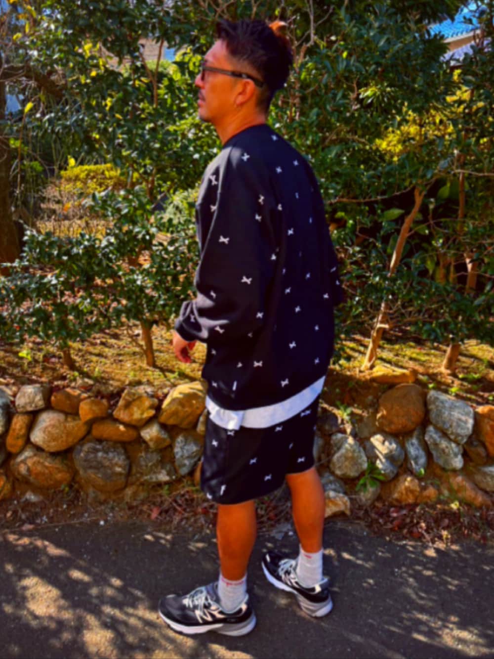 ブラック系のスウェット、ブラック系のTシャツ/カットソー、ブラック系のその他パンツを着用したメンズの秋コーディネートの2枚目の写真