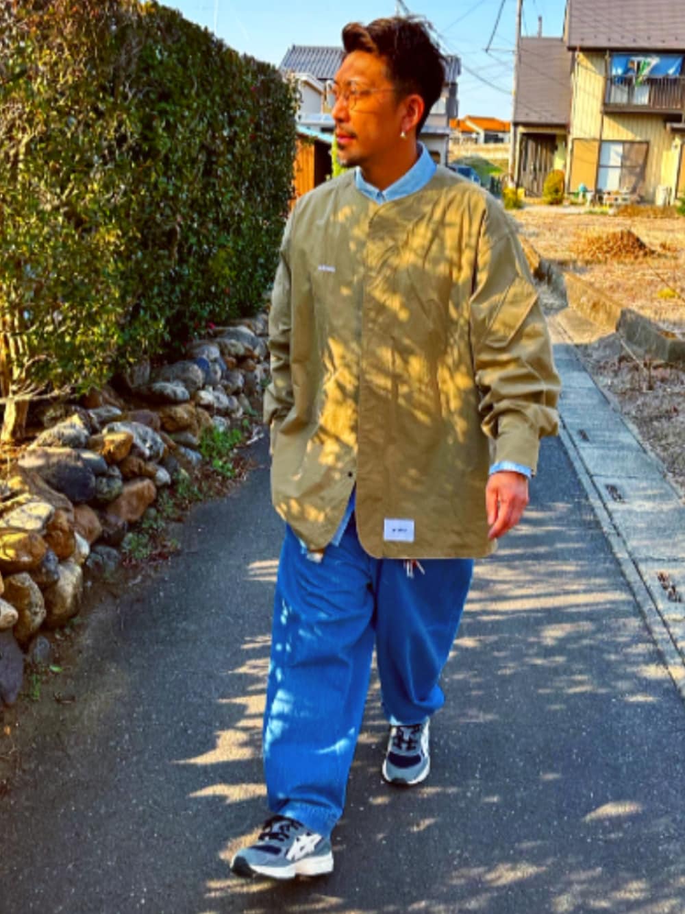 ベージュ系のシャツ/ブラウス、ブルー系のシャツ/ブラウス、ブルー系のデニムパンツを着用したメンズの春コーディネートの2枚目の写真