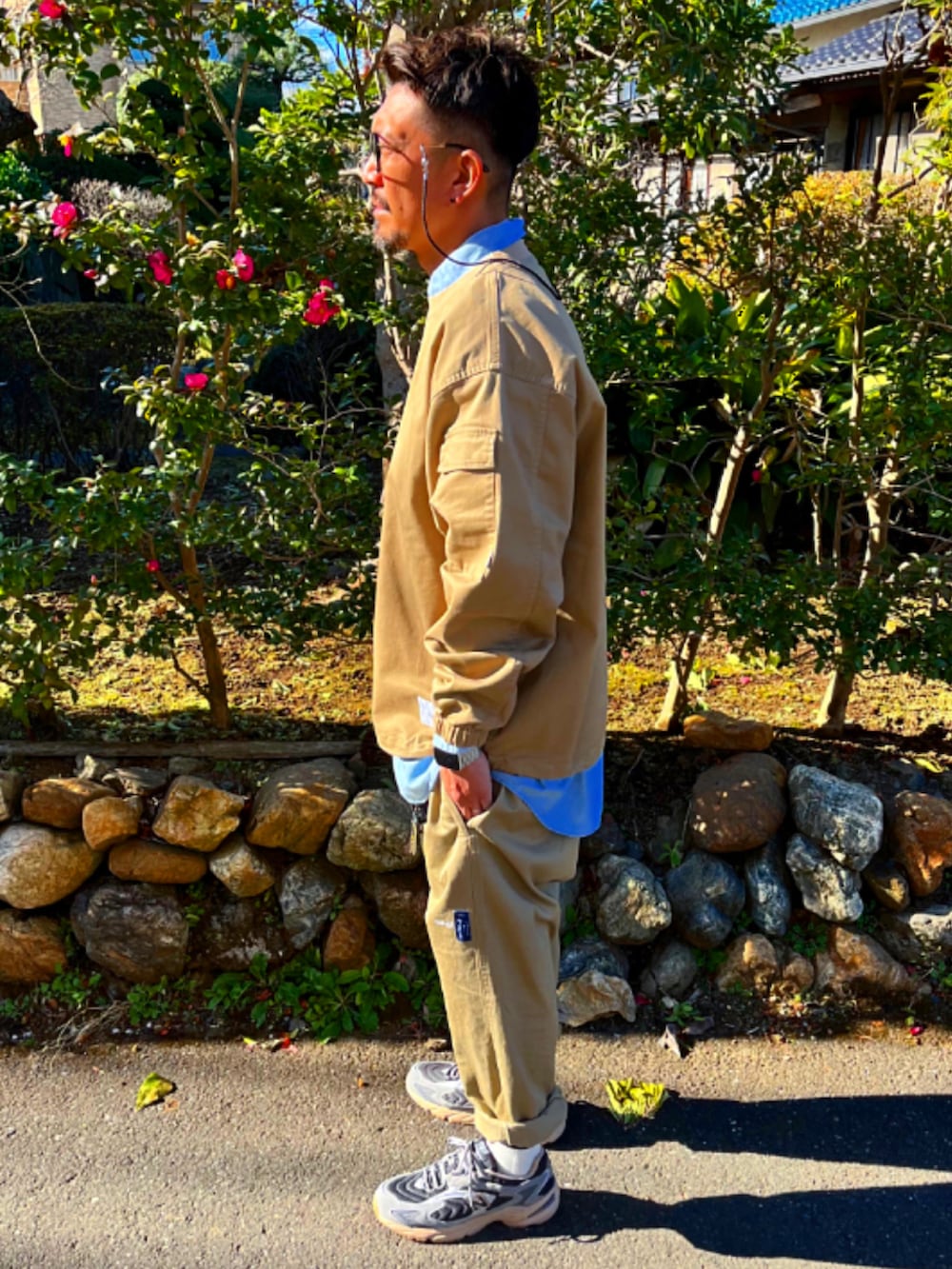 ベージュ系のトップス、ブルー系のシャツ/ブラウス、ベージュ系のその他パンツを着用したメンズの冬コーディネートの2枚目の写真