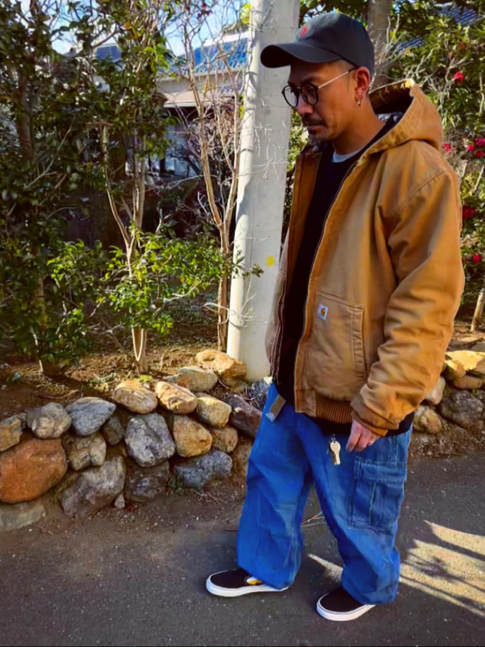 ブラウン系のブルゾン、ブラック系のTシャツ/カットソー、ブルー系のカーゴパンツを着用したメンズの冬コーディネートの4枚目の写真