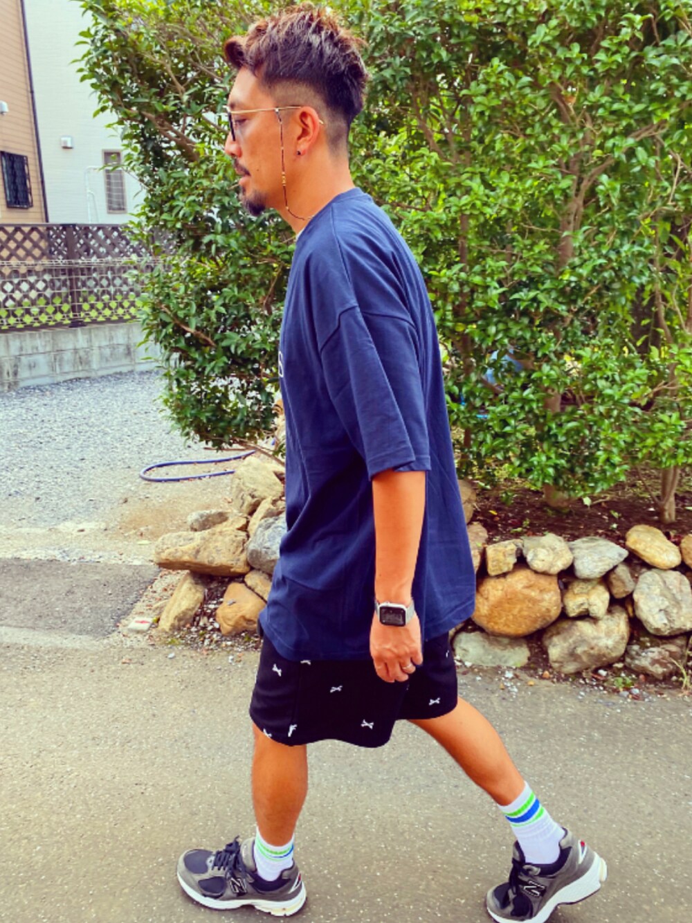 ブラック系のその他パンツ、ブルー系のTシャツ/カットソー、ブラック系のスニーカーを着用したメンズの夏コーディネートの5枚目の写真