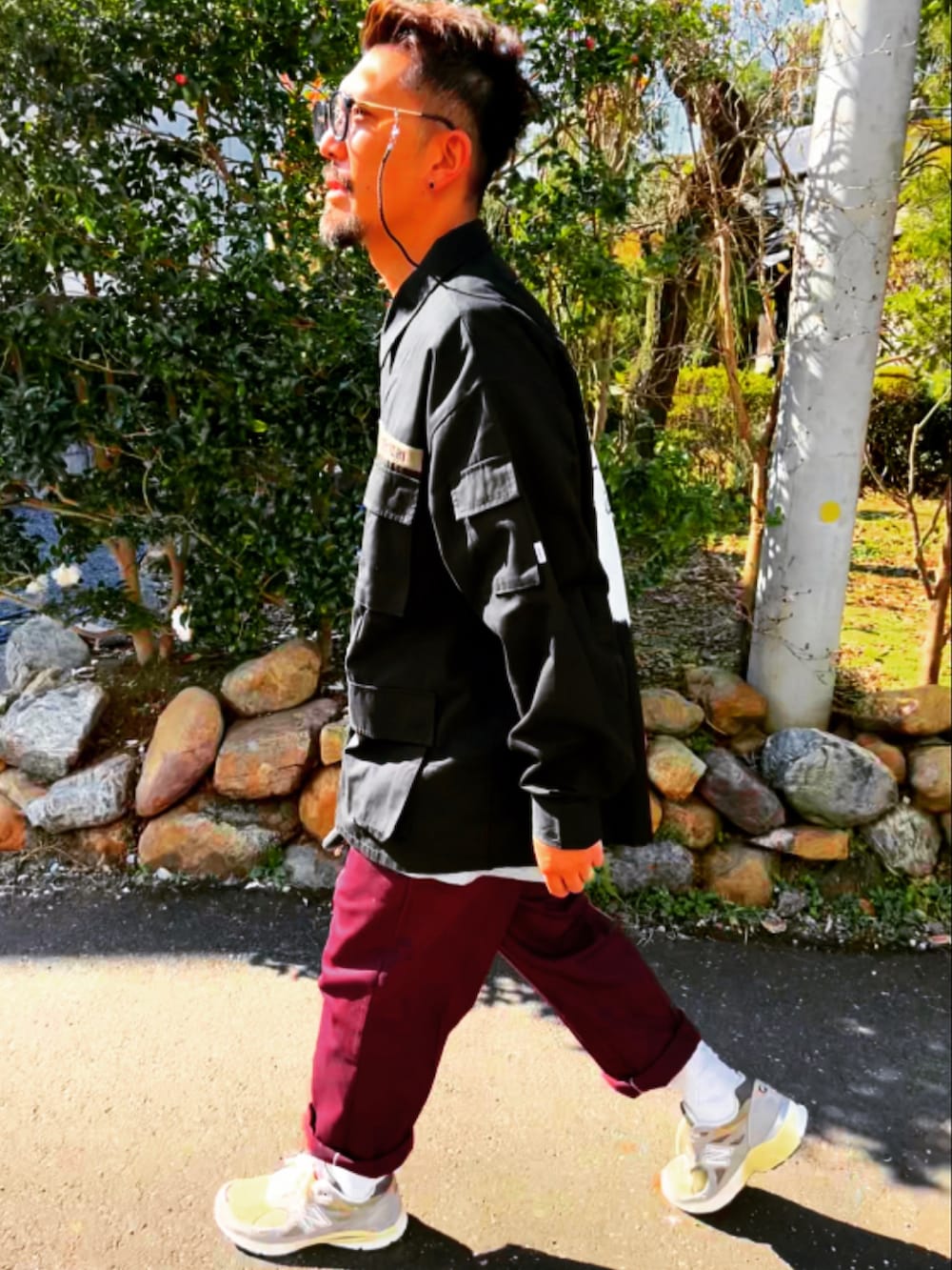 「メンズコーデ、お洒落さんとつながりたい、ストリート、ダブルタップス、ディッキーズ(Dickies)、パパコーデ、休日スタイル、40代ファッション、アラフォー、スニーカー、ニューバランス、ワークパンツ、スニーカー好きと繋がりたい、ロールアップ、シャツスタイル」|「JINSのJINS Switch Combi (3in1)(メガネ、ブラック系)」を使った、SUNさん(メンズ・175cm)の冬コーディネートの3枚目の写真
