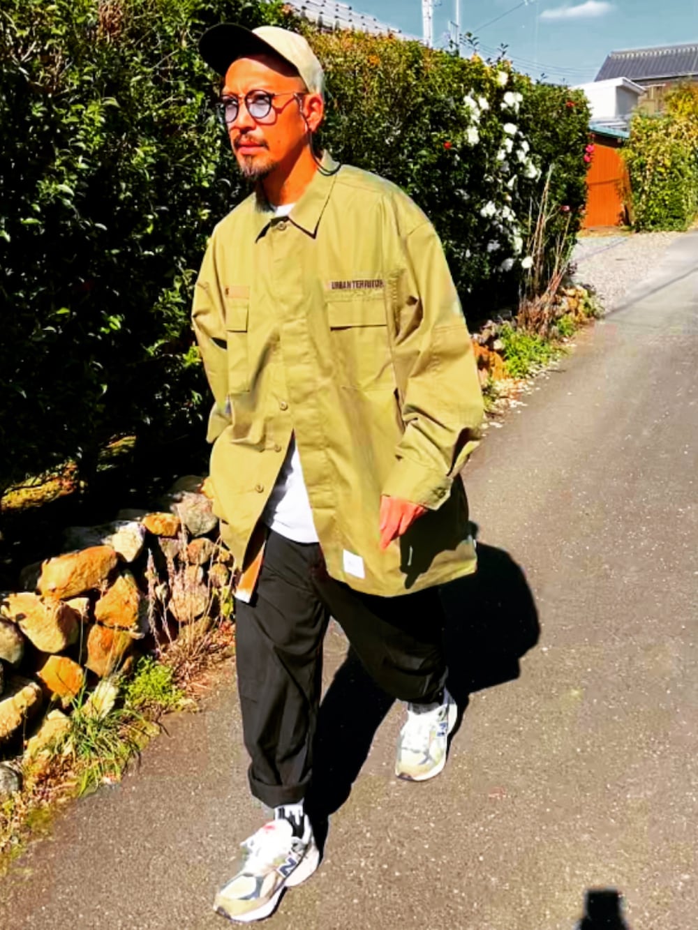 「秋冬コーデ、おしゃれさんと繋がりたい、アースカラー、ダブルタップス、スニーカー、ストリート、ニューバランス、キャップ、ワイドパンツ、カーゴパンツ、40代ファッション、パパコーデ、休日スタイル、ミリタリー、オーバーサイズ」|「WTAPSのアイテム(キャップ、ベージュ系)」を使った、SUNさん(メンズ・175cm)の秋コーディネートの3枚目の写真