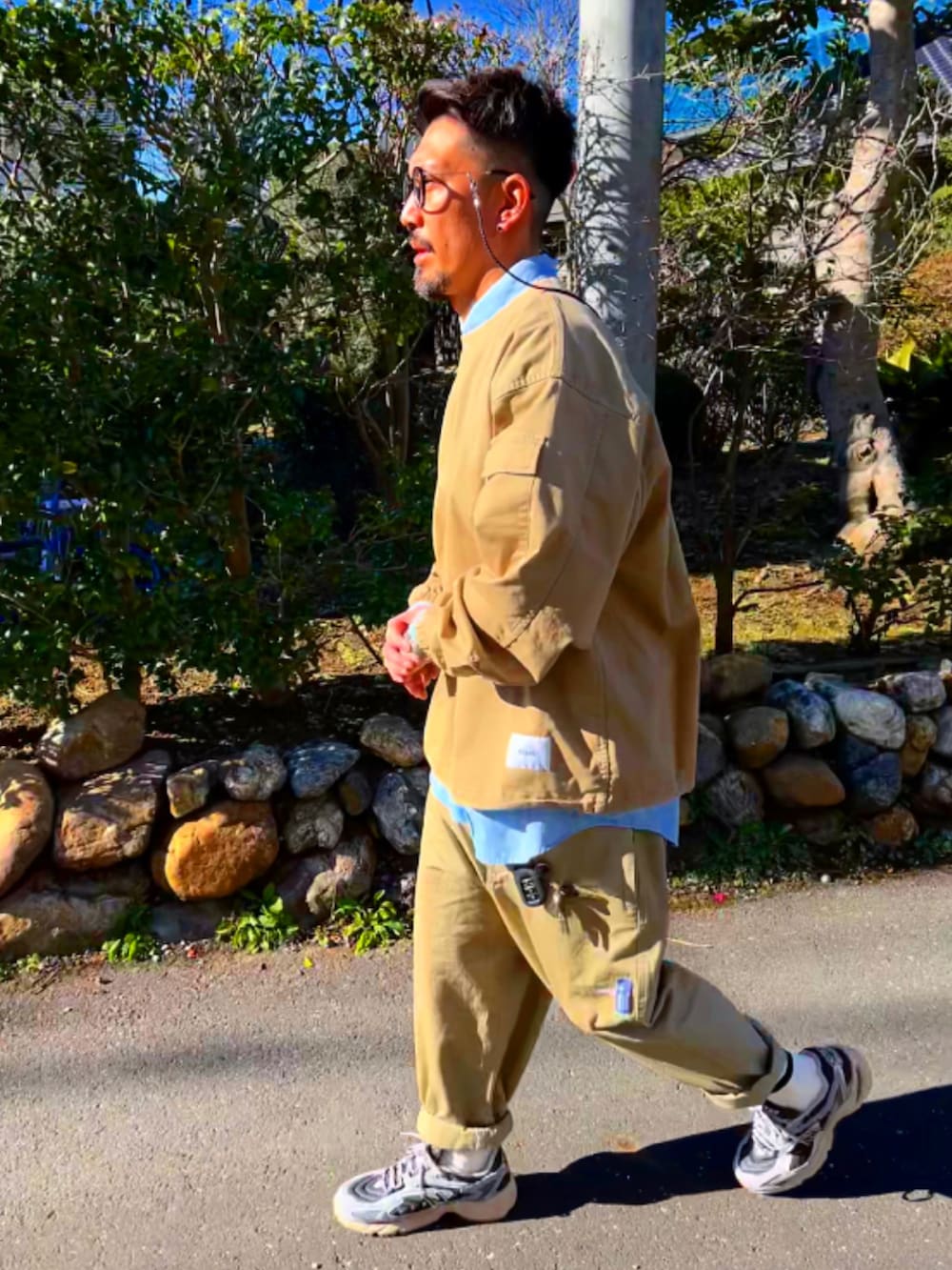 ベージュ系のトップス、ブルー系のシャツ/ブラウス、ベージュ系のその他パンツを着用したメンズの冬コーディネートの5枚目の写真