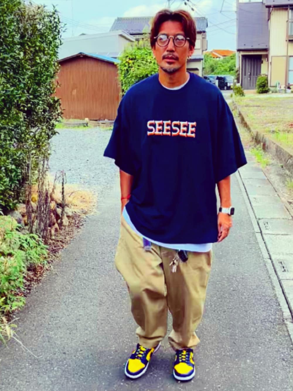 「秋のコーデ、ストリート、シンプルコーデ、ラフ、メガネ男子、SEESEE、Tシャツ、wtaps、NIKE、ダンク、スニーカー、ワイドパンツ、40代ファッション、アラフォー、おしゃれさんと繋がりたい」｜「JINSのJINS Switch Combi (3in1)（メガネ、ブラック系）」を使った、SUNさん（メンズ・175cm）の秋コーディネートの4枚目の写真