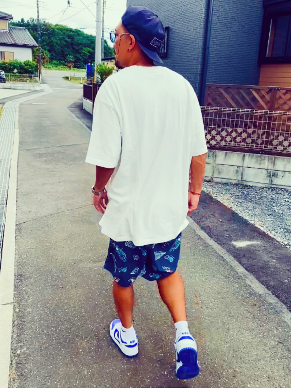 ホワイト系のTシャツ/カットソー、ブルー系のその他パンツ、ホワイト系のスニーカーを着用したメンズの夏コーディネートの5枚目の写真