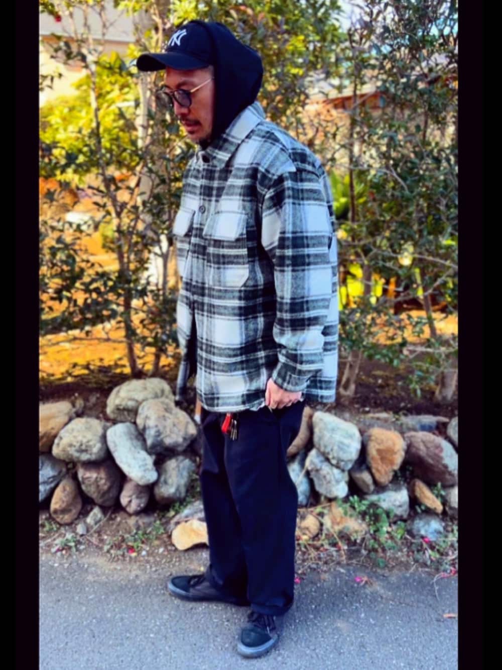 ブラック系のパーカー、その他のジャケット/アウター、ブラウン系のベストを着用したメンズの春コーディネートの2枚目の写真