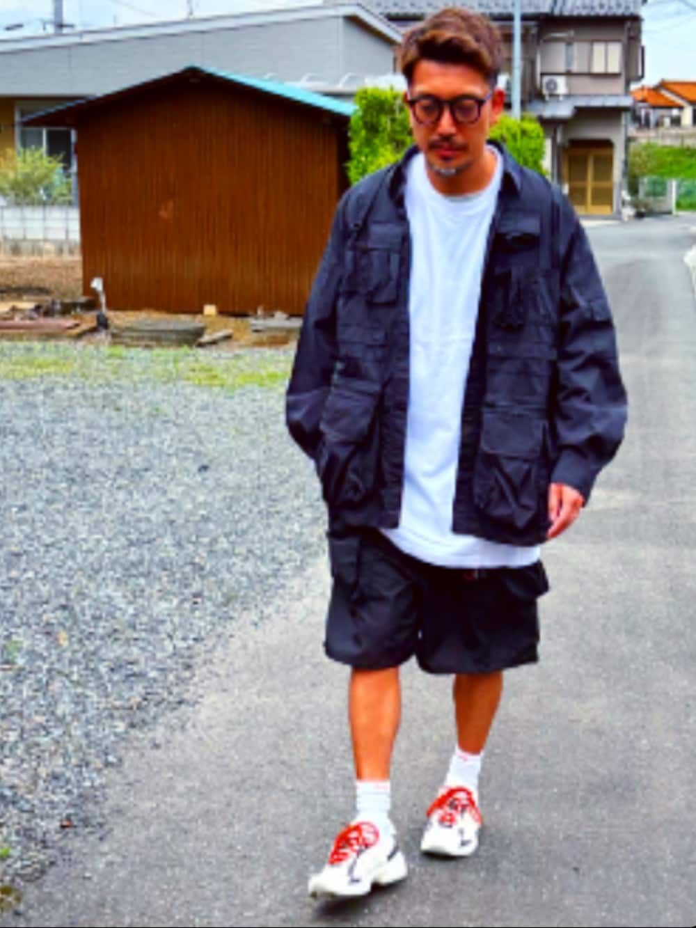 ブラック系のミリタリージャケット、ブラック系のTシャツ/カットソー、ブラック系のカーゴパンツを着用したメンズの春コーディネートの4枚目の写真