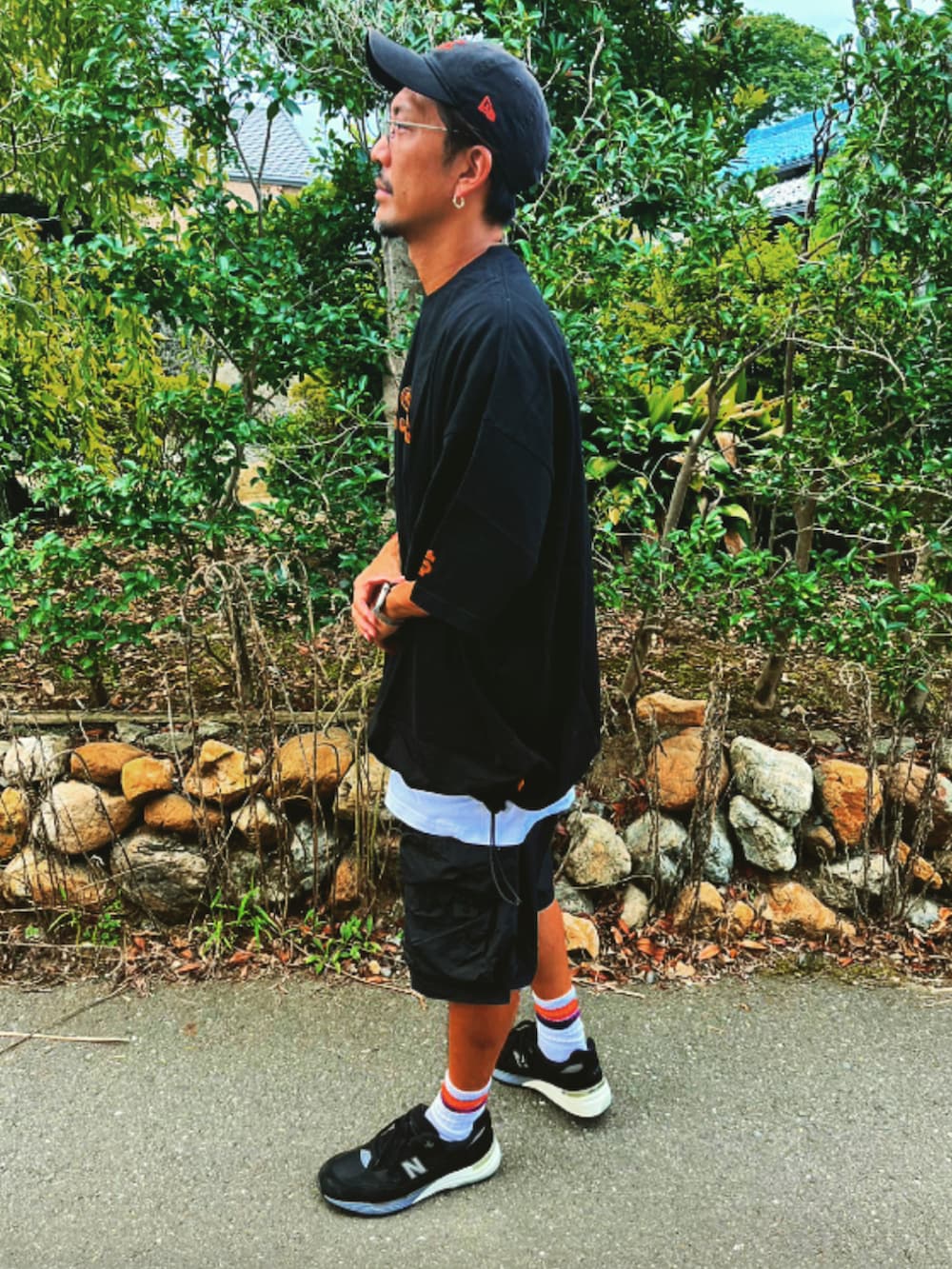 ブラック系のTシャツ/カットソー、ブラック系のその他パンツ、ブラック系のスニーカーを着用したメンズの秋コーディネートの4枚目の写真