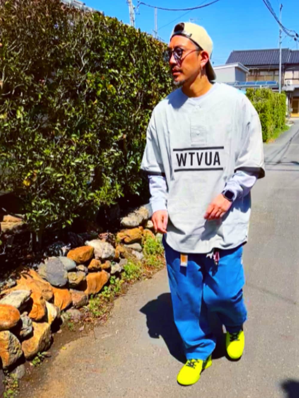 「お出かけコーデ、はるコーデ、wtaps、descendant、スニーカーコーデ、キャップ、おしゃれさんと繋がりたい、40代ファッション、デニム、ワイドパンツ、NIKE、AMBUSH、パパコーデ」｜「WTAPSのアイテム（Tシャツ/カットソー、グレー系）」を使った、SUNさん（メンズ・175cm）の春コーディネートの2枚目の写真