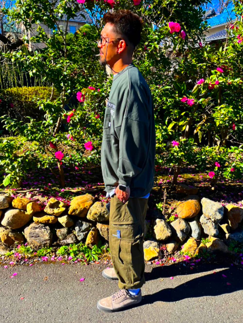 グリーン系のTシャツ/カットソー、グリーン系のその他パンツ、ブラウン系のスニーカーを着用したメンズの秋コーディネートの4枚目の写真