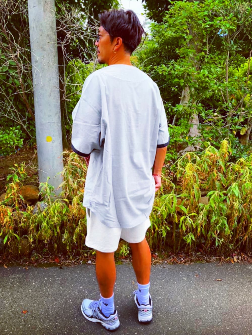 グレー系のTシャツ/カットソー、ホワイト系のその他パンツ、ホワイト系のスニーカーを着用したメンズの夏コーディネートの5枚目の写真