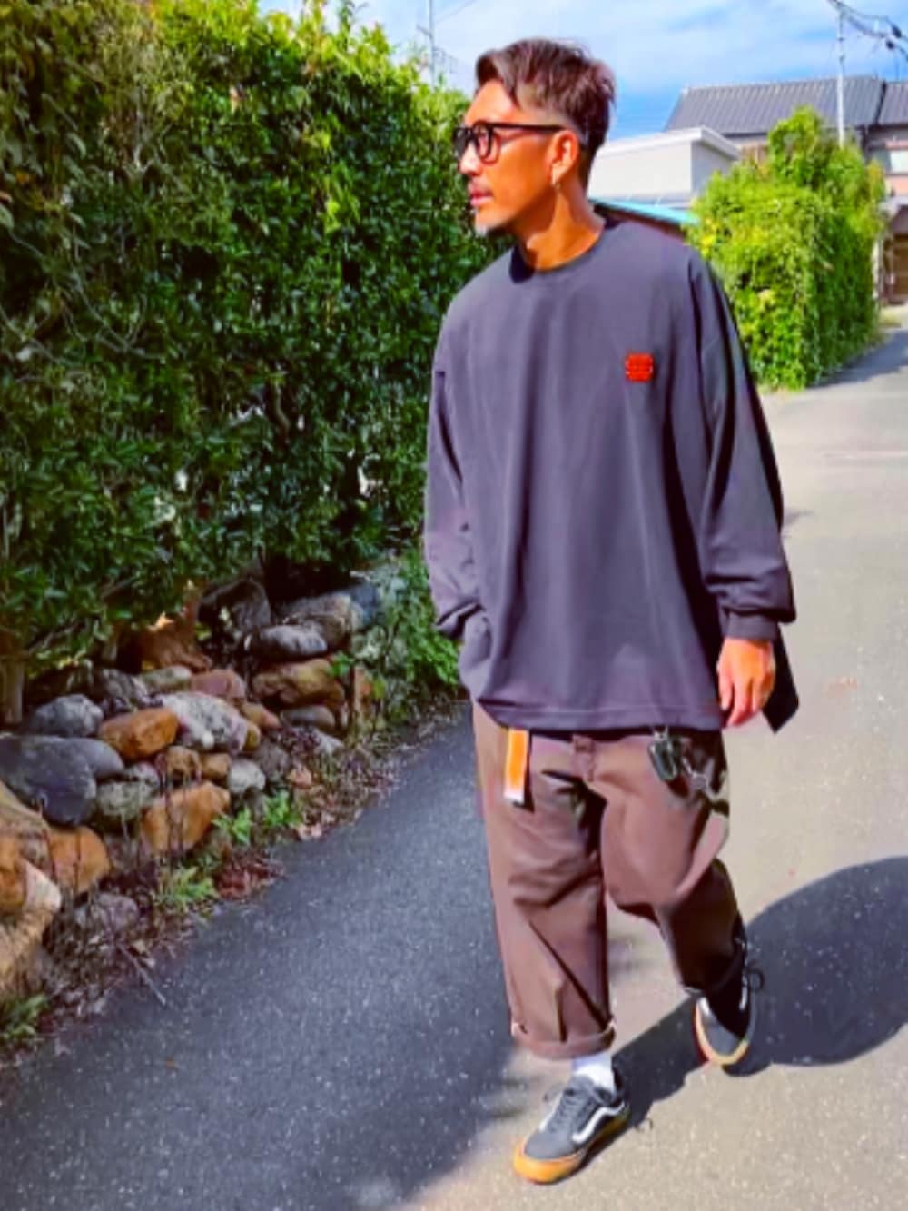 「休日コーデ、秋のコーデ、カジュアルコーデ、おしゃれさんと繋がりたい、ロンT、UNIQLO、めがね、ストリート、スニーカー、40代ファッション、パパコーデ、SEESEE、ディッキーズ(Dickies)、ブラウン、ワイドパンツ」｜「UNIQLOのアイテム（メガネ、ブラック系）」を使った、SUNさん（メンズ・175cm）の秋コーディネートの3枚目の写真