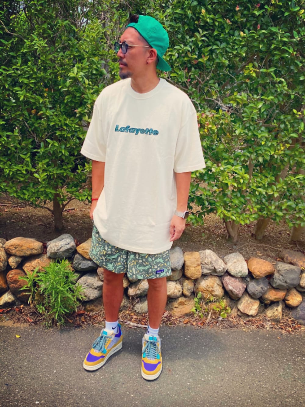 ホワイト系のTシャツ/カットソー、グリーン系のその他パンツ、イエロー系のスニーカーを着用したメンズの夏コーディネートの2枚目の写真