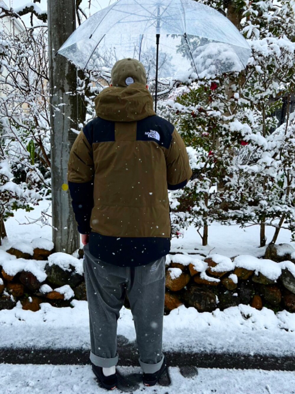 ベージュ系のダウンジャケット/コート、グレー系のスウェット、グリーン系のその他パンツを着用したメンズの冬コーディネートの5枚目の写真