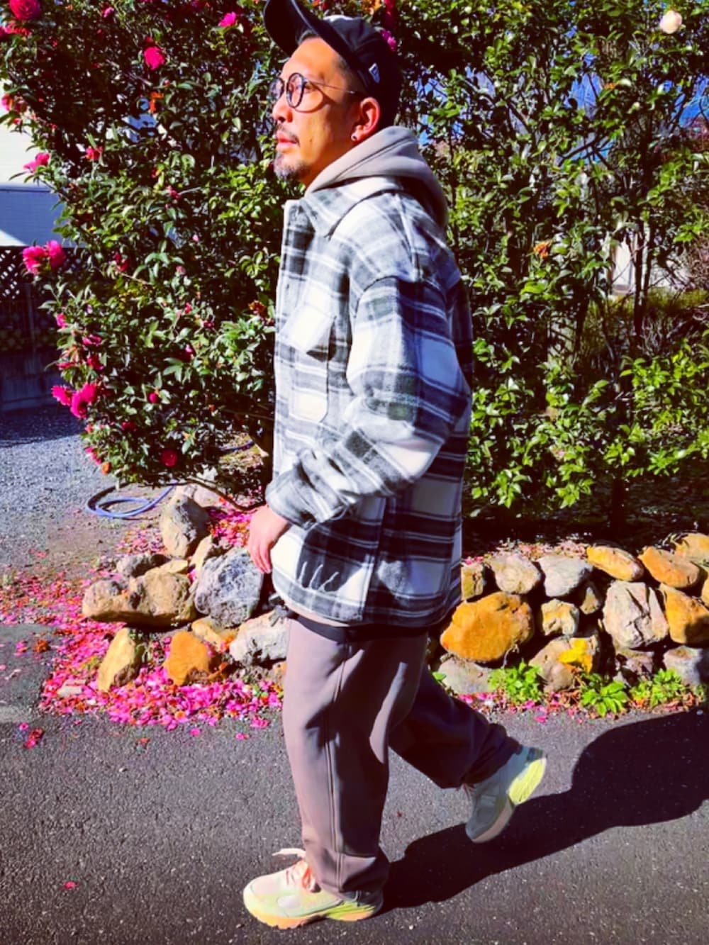 ベージュ系のパーカー、その他のジャケット/アウター、ベージュ系のスウェットパンツを着用したメンズの冬コーディネートの5枚目の写真